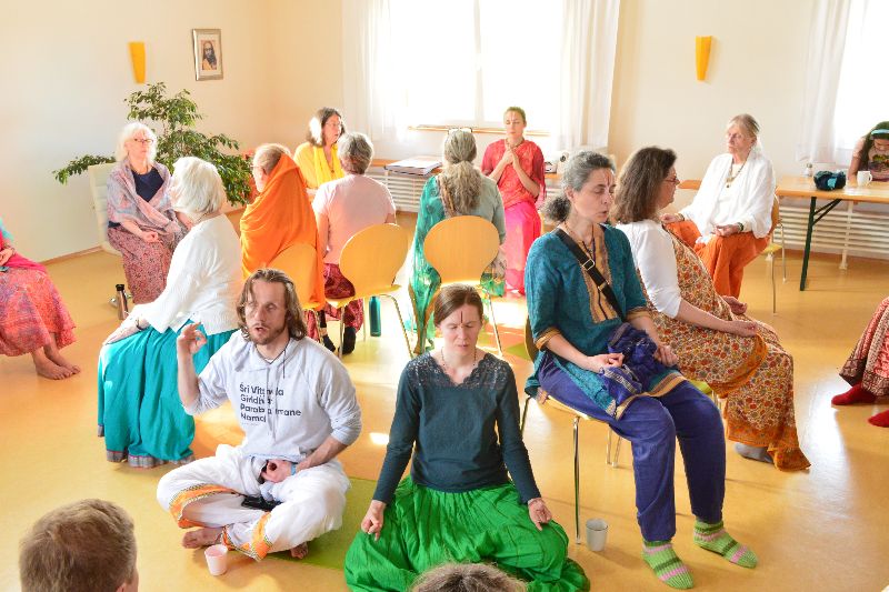 MAHA OM CHANTING über 10 Ländergrenzen hinweg