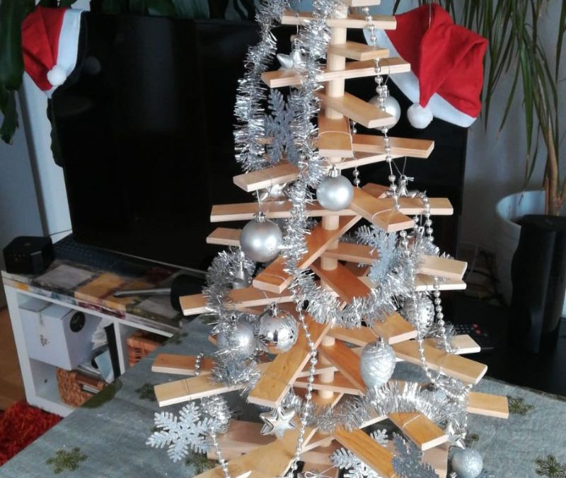 Sonja&Franz' Lattenrost Christbaum mit verdrehbaren Ästen
