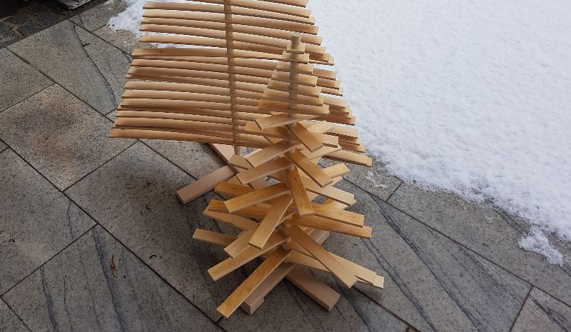 Sonja&Franz' Lattenrost Christbaum mit verdrehbaren Ästen